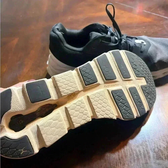 on cloud Cloudrunner Wide
9.5 - Picture 5 of 8